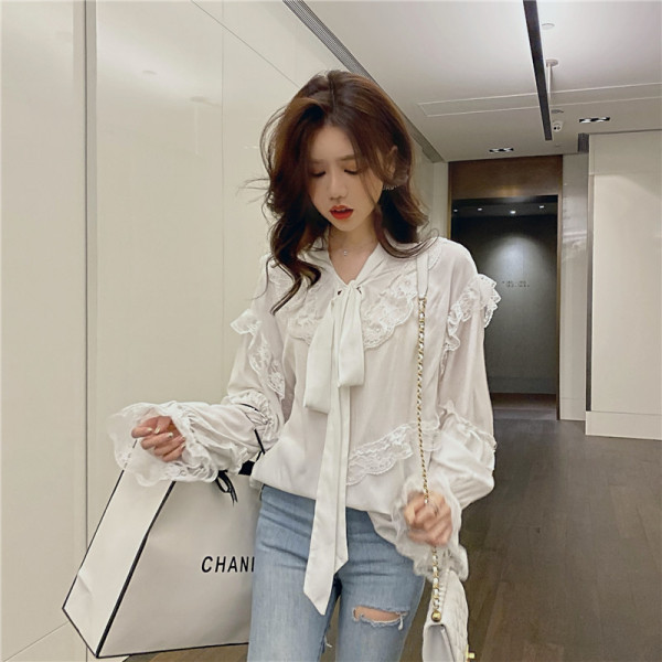 Cămașă lată de damă cu elemente de dantelă și guler cu panglică