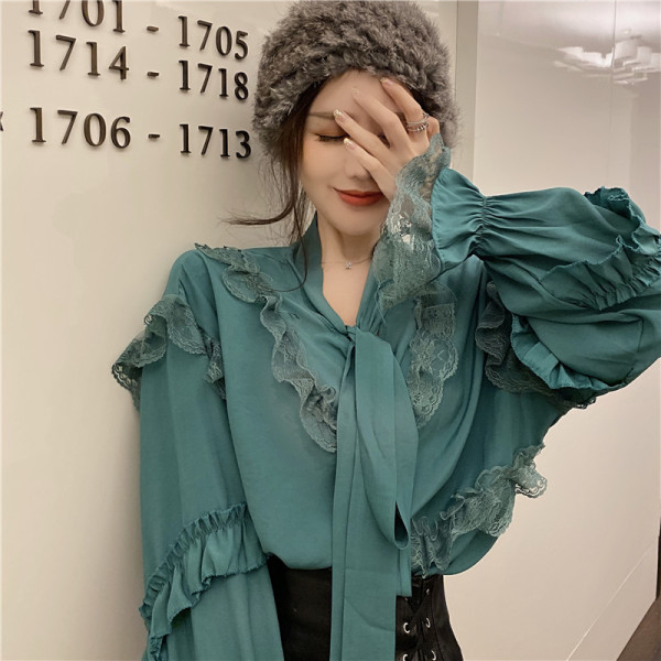 Cămașă lată de damă cu elemente de dantelă și guler cu panglică