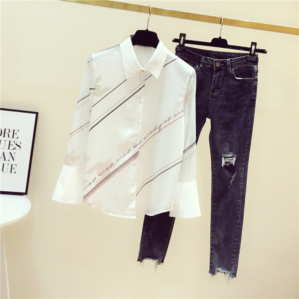 Cămașă elegantă de damă, cu guler clasic și inscripții colorate