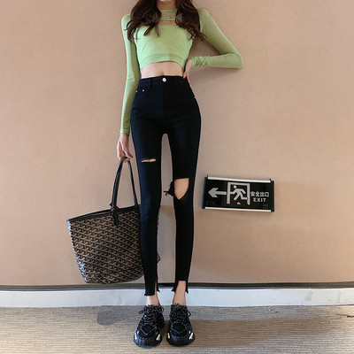 Moderns sieviešu džinsu modelis ar augstu vidukli un saplēstiem motīviem