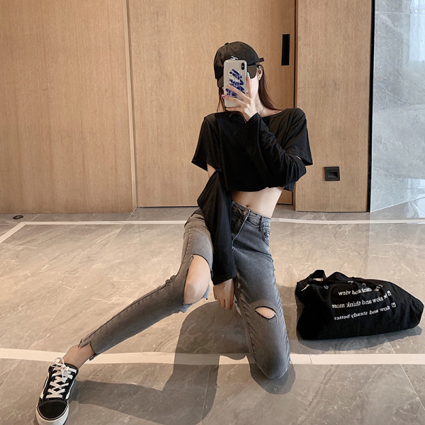 Moderns sieviešu džinsu modelis ar augstu vidukli un saplēstiem motīviem