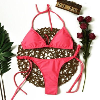 Модерен бански костюм от две части с триъгълно горнище и долнище с връзки