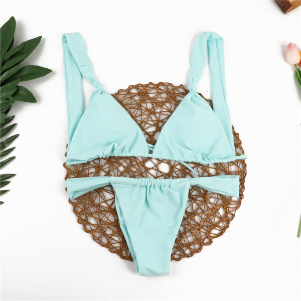 Dviejų dalių maudymosi kostiumėlis su trikampiu viršumi ir petnešėlėmis