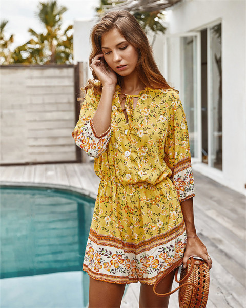 Salopetă scurtă de damă casual cu mâneci 7/8 și motive florale