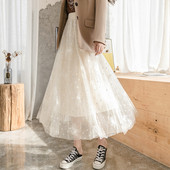 Izgriezti sieviešu svārki ar augstu vidukli un izšuvumu