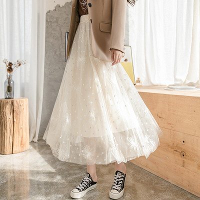 Izgriezti sieviešu svārki ar augstu vidukli un izšuvumu