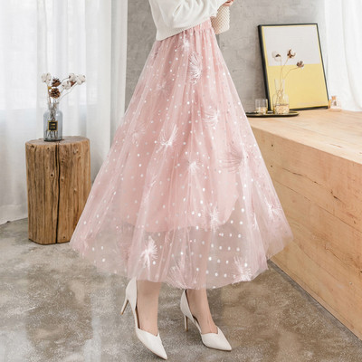 Izgriezti sieviešu svārki ar augstu vidukli un izšuvumu