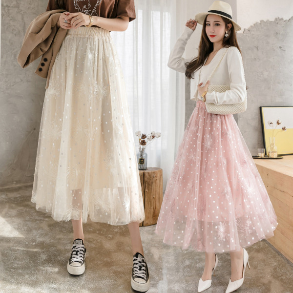 Izgriezti sieviešu svārki ar augstu vidukli un izšuvumu