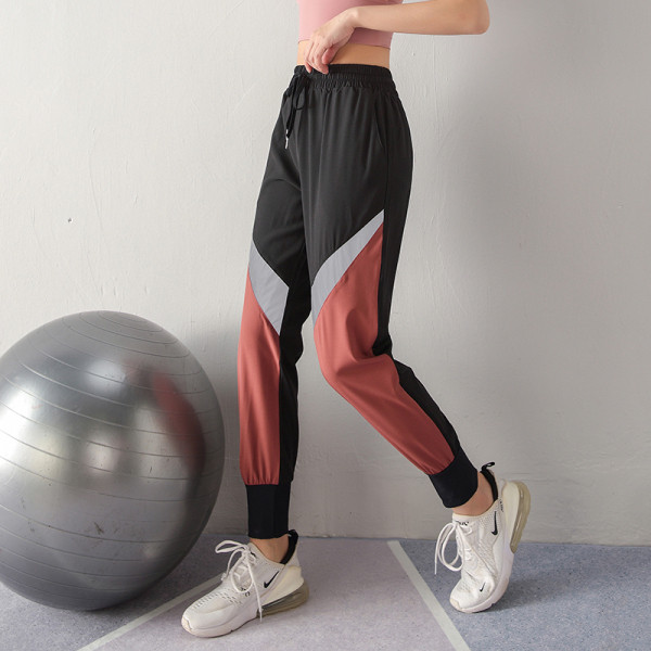 Moteriškų sportinių kelnių platus modelis su aukštu juosmeniu ir šviesą atspindinčiais elementais