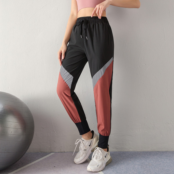 Moteriškų sportinių kelnių platus modelis su aukštu juosmeniu ir šviesą atspindinčiais elementais