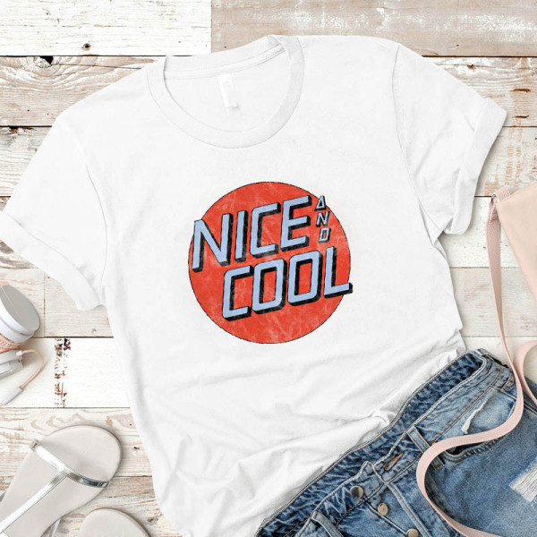 Valge lühikeste varrukate ja aplikatsiooniga naiste T-särk - suur