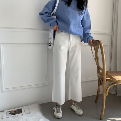 Ležerne ženske traperice dužine 9/10 i poderanih motiva - ravni model