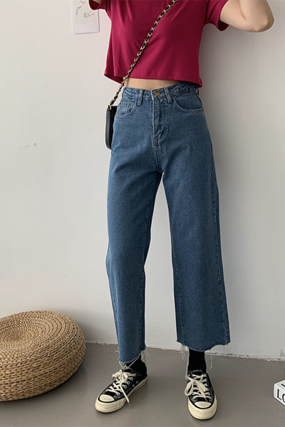 Ležerne ženske traperice dužine 9/10 i poderanih motiva - ravni model