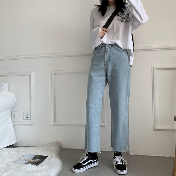 Ležerne ženske traperice dužine 9/10 i poderanih motiva - ravni model