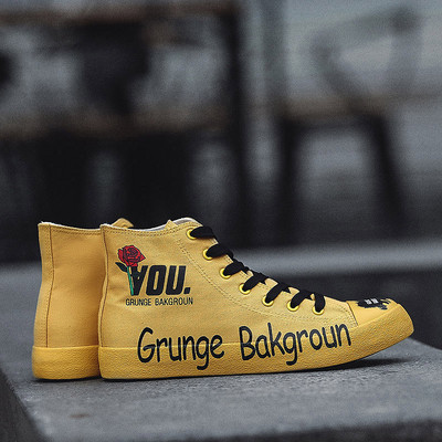 Alkalmi férfi tornacipő textilből, felirattal és hímzéssel