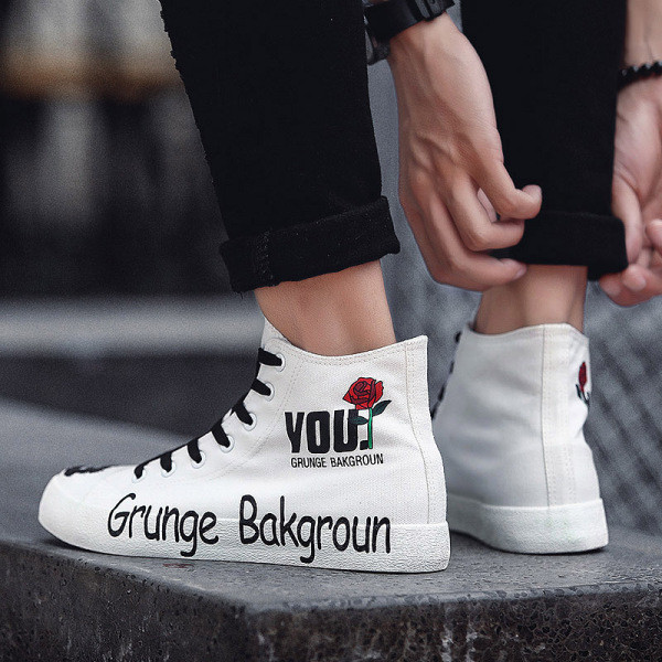 Alkalmi férfi tornacipő textilből, felirattal és hímzéssel