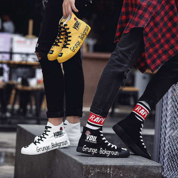 Alkalmi férfi tornacipő textilből, felirattal és hímzéssel