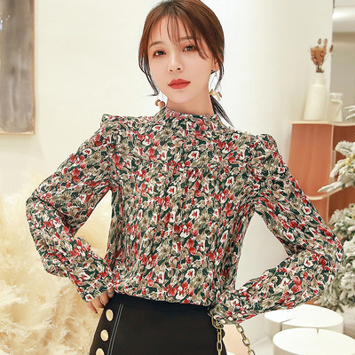 Модерна дамска блуза с флорални мотиви и ниска яка 