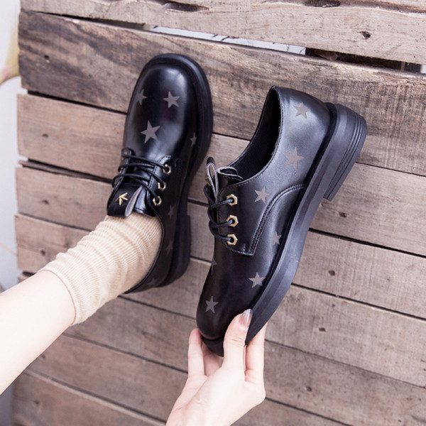 Naiste lameda tallaga nahast kingad