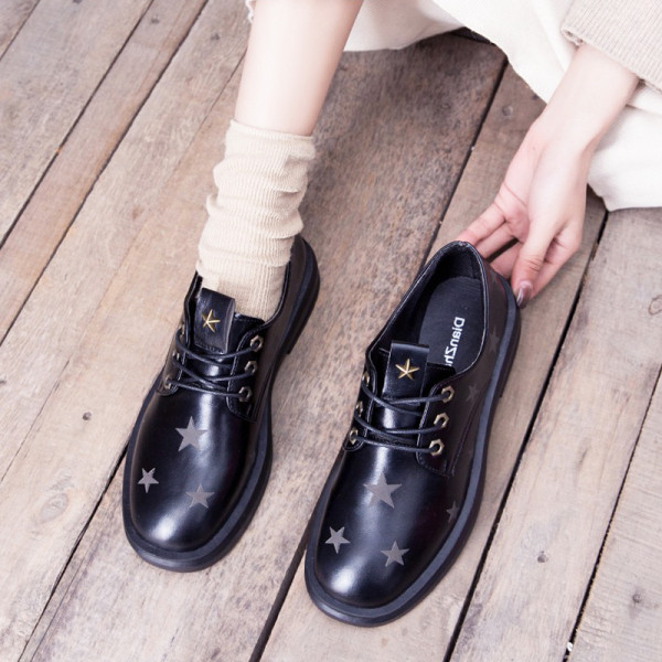 Naiste lameda tallaga nahast kingad