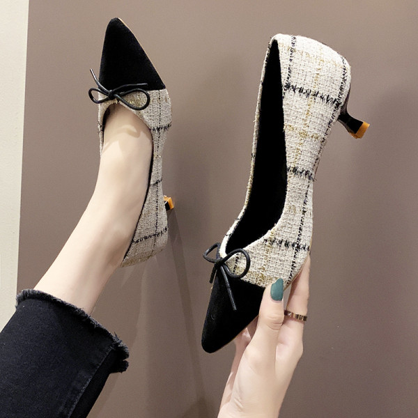 Modern női cipő hegyes modell és szalag