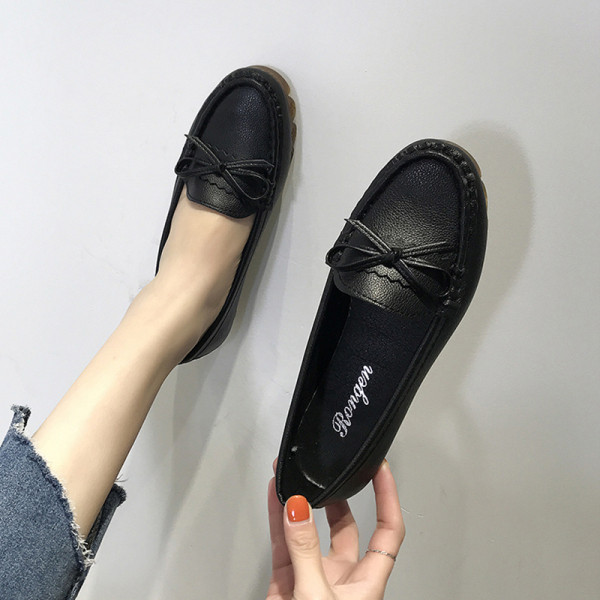 Naiste vabaajajalatsid lameda nahast tallaga