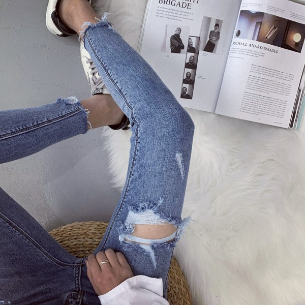 Novi model dugih ženskih traperica sa poderanim motivima