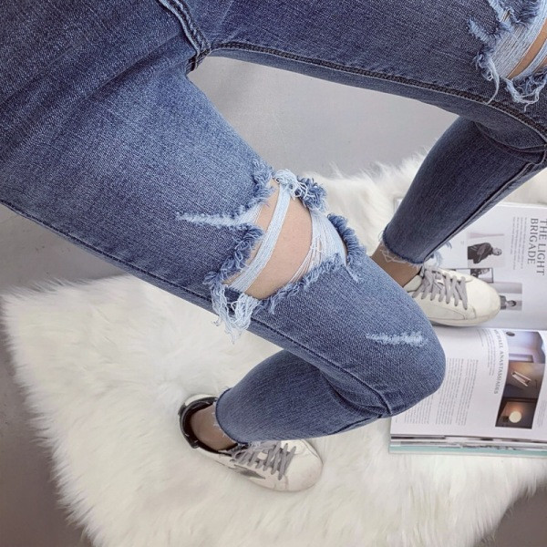 Novi model dugih ženskih traperica sa poderanim motivima