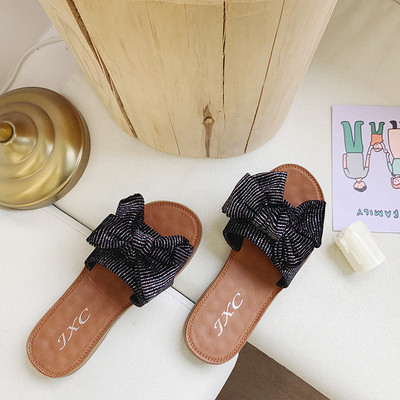 Ikdienas sieviešu čības ar plakanām zolēm un lentēm