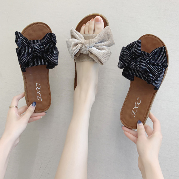 Ikdienas sieviešu čības ar plakanām zolēm un lentēm