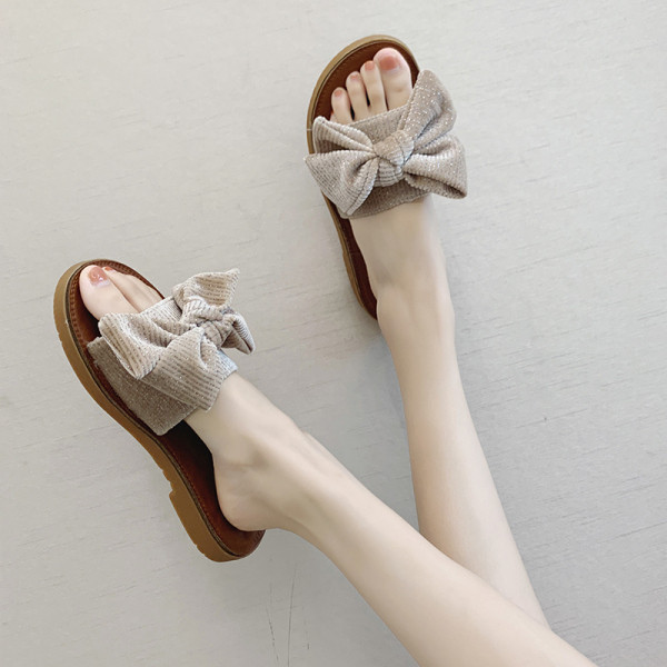 Ikdienas sieviešu čības ar plakanām zolēm un lentēm