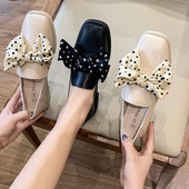 Modernas sieviešu ādas apavi ar lenti