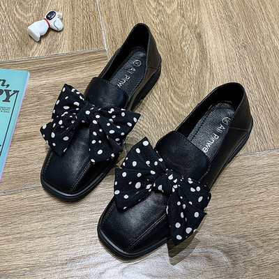 Modernas sieviešu ādas apavi ar lenti