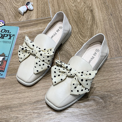 Modernas sieviešu ādas apavi ar lenti