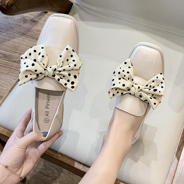 Modernas sieviešu ādas apavi ar lenti