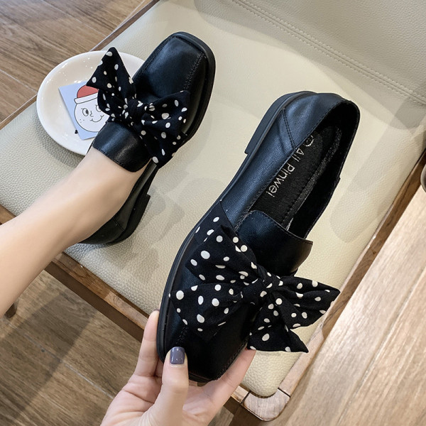 Modernas sieviešu ādas apavi ar lenti