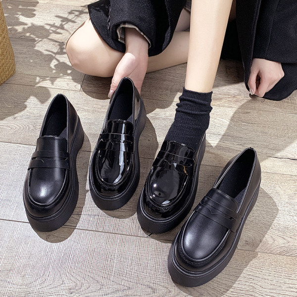 Sieviešu ikdienas apavi ar plakanu zoli - divi modeļi melnā krāsā