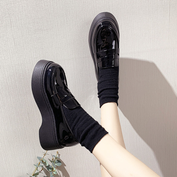 Sieviešu ikdienas apavi ar plakanu zoli - divi modeļi melnā krāsā