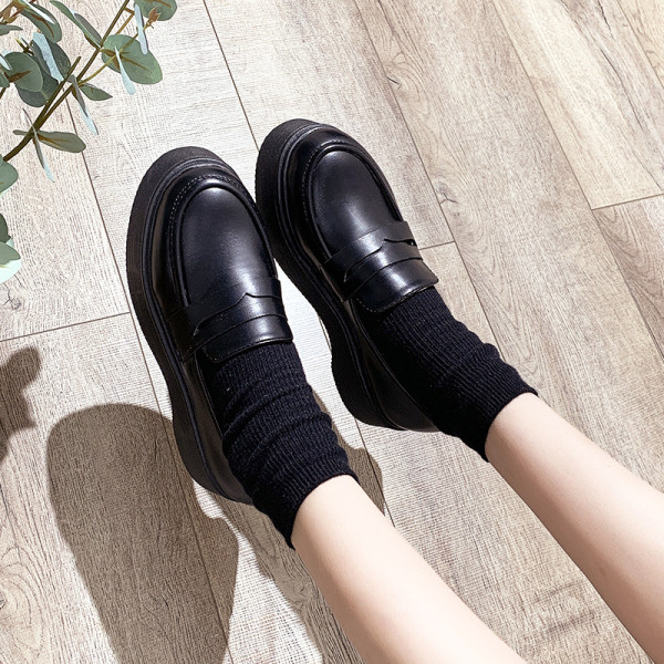 Sieviešu ikdienas apavi ar plakanu zoli - divi modeļi melnā krāsā