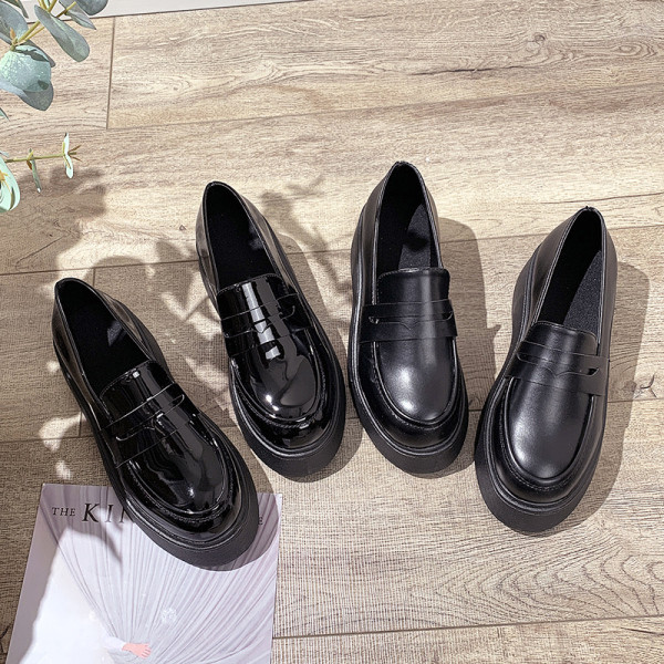 Sieviešu ikdienas apavi ar plakanu zoli - divi modeļi melnā krāsā