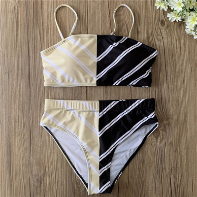 Moderns divdaļīgs peldkostīms ar biksēm ar augstu jostasvietu