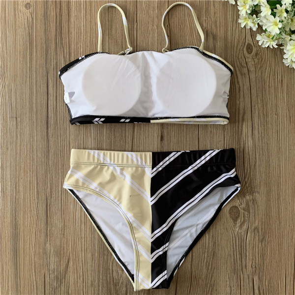 Moderns divdaļīgs peldkostīms ar biksēm ar augstu jostasvietu