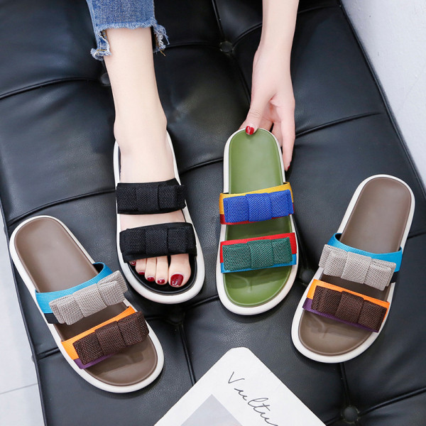 Alkalmi női papucs lapos talppal, színes szalagokkal