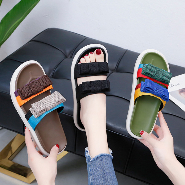 Alkalmi női papucs lapos talppal, színes szalagokkal