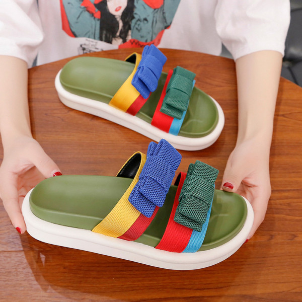 Alkalmi női papucs lapos talppal, színes szalagokkal