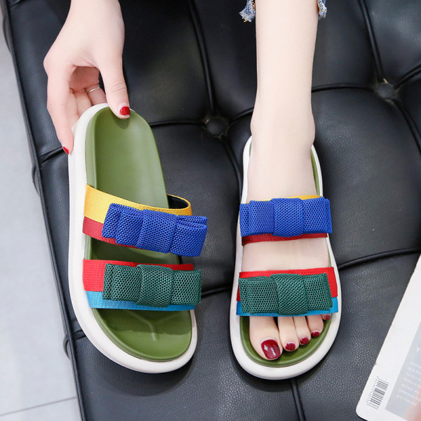 Alkalmi női papucs lapos talppal, színes szalagokkal