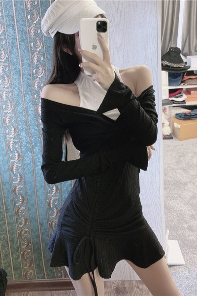 Pasiūta moteriška suknelė pažemintomis rankovėmis ir kaklaraiščiais