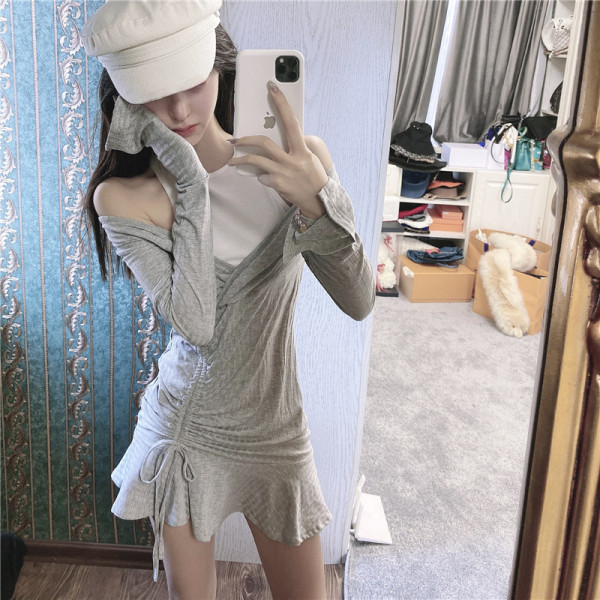 Pasiūta moteriška suknelė pažemintomis rankovėmis ir kaklaraiščiais