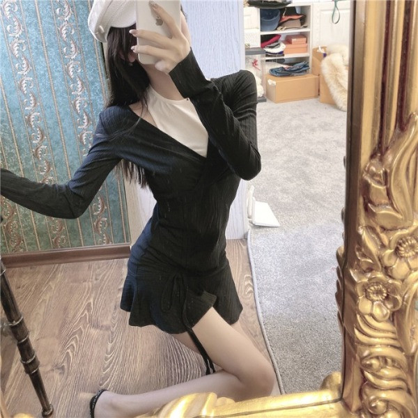 Pasiūta moteriška suknelė pažemintomis rankovėmis ir kaklaraiščiais