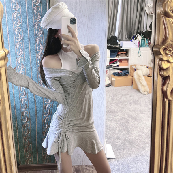 Pasiūta moteriška suknelė pažemintomis rankovėmis ir kaklaraiščiais